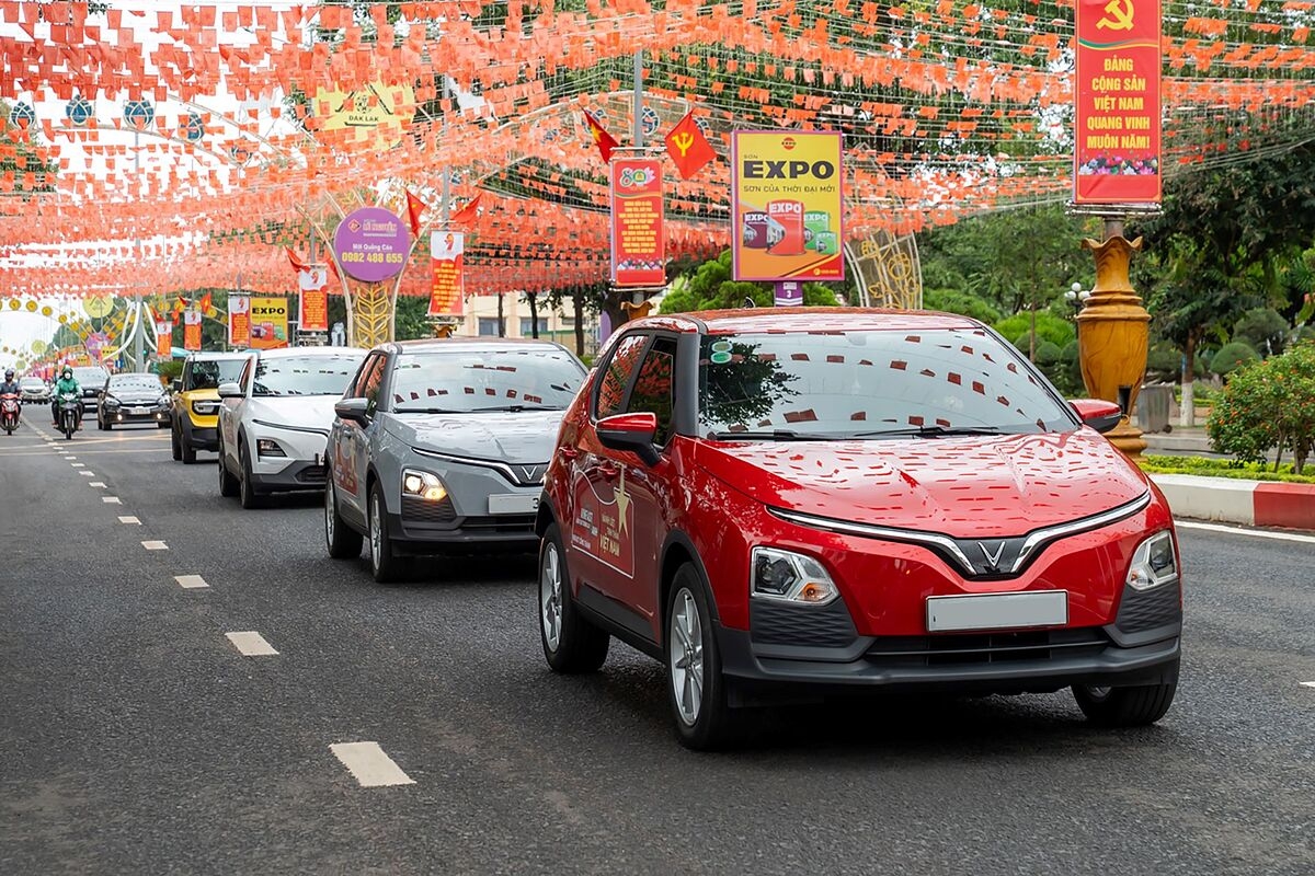VinFast tiếp tục giữ vững vị trí số 1 thị trường ô tô trong nước, tiên phong trong chuyển đổi xanh.