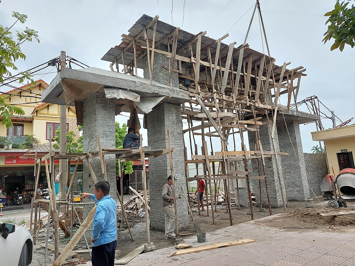 Cán bộ chỉ huy trưởng của dự án đang thi công tại trường THCS Quán Toan là ông B.T.D trùng lặp với các công trình khác đang thi công.