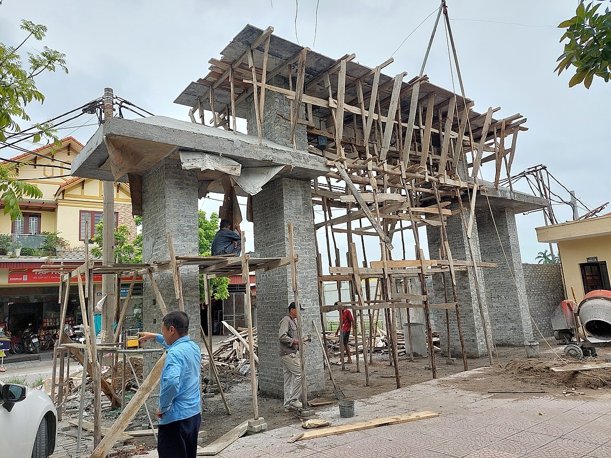 Cán bộ chỉ huy trưởng của dự án đang thi công tại trường THCS Quán Toan là ông B.T.D trùng lặp với các công trình khác đang thi công.