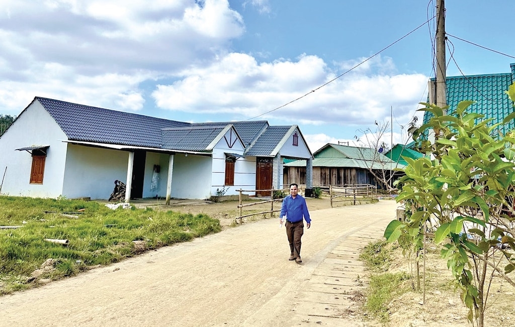 Một góc làng Cha’nốc với những ngôi nhà mới kiên cố, khang trang.