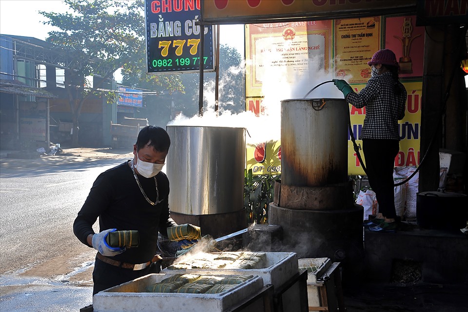 Nghề bánh truyền thống giúp người dân có thu nhập tốt hơn.