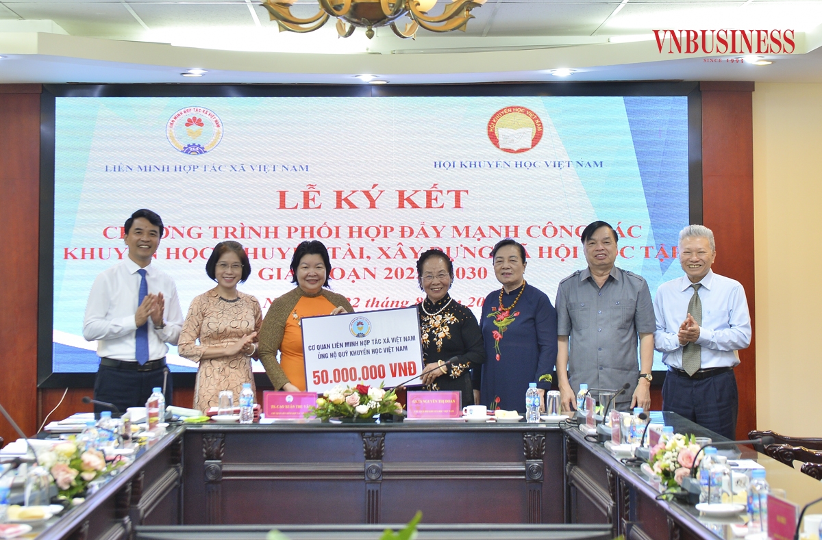 Liên minh HTX Việt Nam cam kết đồng hành lâu dài với Hội Khuyến học Việt Nam trong công tác khuyến học, khuyến tài.