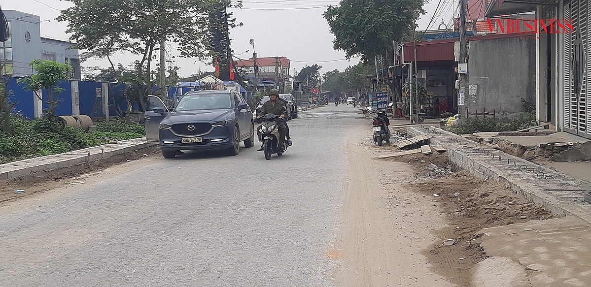 Ban Quản lý dự án khu vực Vĩnh Bảo là đơn vị chủ đầu tư có nhiều dự án chậm triển khai, tiến độ giải ngân chậm &lpar;đường nông thôn mới tại xã Vĩnh Thịnh&rpar;.