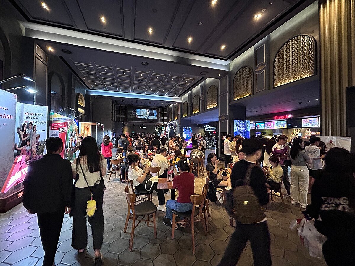 Các phòng vé với suất chiếu Mưa đỏ luôn kín chỗ.