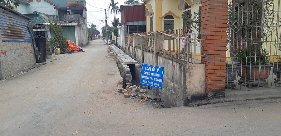 Dù đã có mặt bằng nhưng một số tuyến đường nông thôn mới có tốc độ thi công rất chậm.