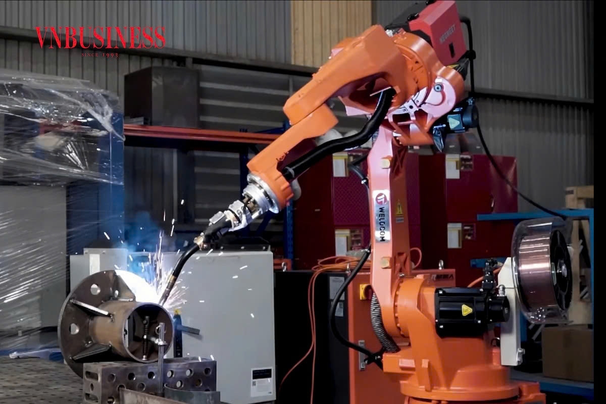 “Cánh tay thép” thay thế sức người trong nhà máy cơ khí.