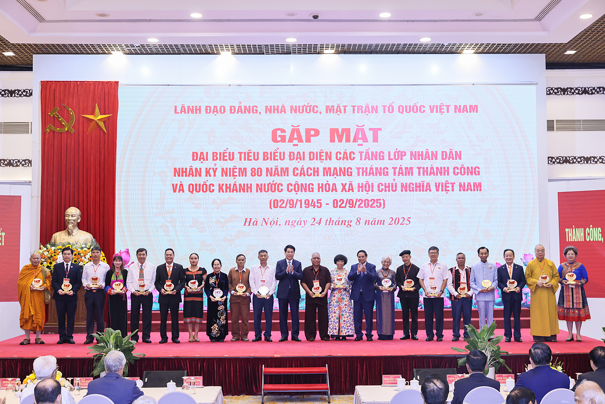 Lãnh đạo Đảng, Nhà nước trao tặng biểu trưng kỷ niệm và quà cho doanh nhân Đỗ Quang Hiển &lpar;thứ 3 từ bên phải qua&rpar; cùng các đại biểu vì đã có những thành tích xuất sắc trong công tác an sinh xã hội, hỗ trợ cộng đồng.