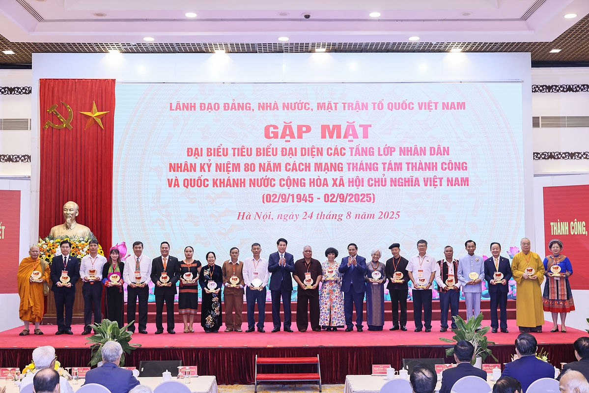 Lãnh đạo Đảng, Nhà nước trao tặng biểu trưng kỷ niệm và quà cho doanh nhân Đỗ Quang Hiển &lpar;thứ 3 từ bên phải qua&rpar; cùng các đại biểu vì đã có những thành tích xuất sắc trong công tác an sinh xã hội, hỗ trợ cộng đồng.