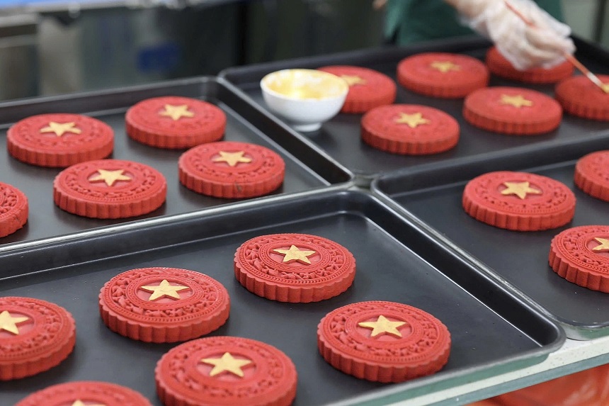 Bánh trung thu cờ đỏ sao vàng hút khách, có giá bán trung bình từ 85.000-250.000 đồng, tùy kích cỡ và nhân bánh.