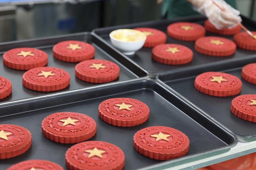 Bánh trung thu cờ đỏ sao vàng hút khách, có giá bán trung bình từ 85.000-250.000 đồng, tùy kích cỡ và nhân bánh.