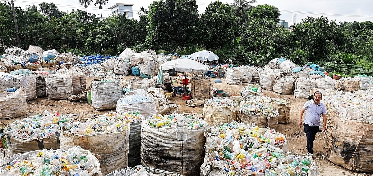 Phân loại rác là một trong những hoạt động được chú trọng tại HTX.