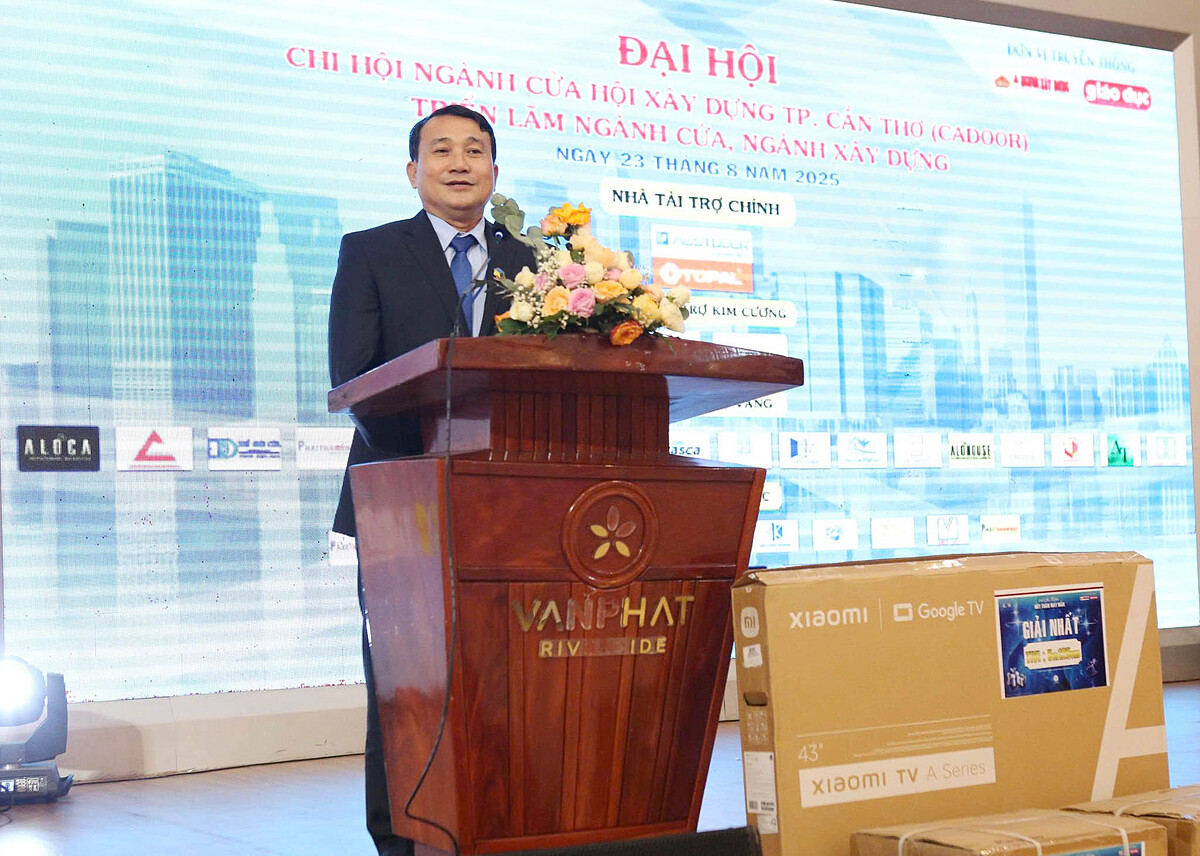 Ông Nguyễn Việt Dũng, Chủ tịch Chi hội Ngành cửa Hội Xây dựng TP.Cần Thơ, phát biểu tại đại hội.