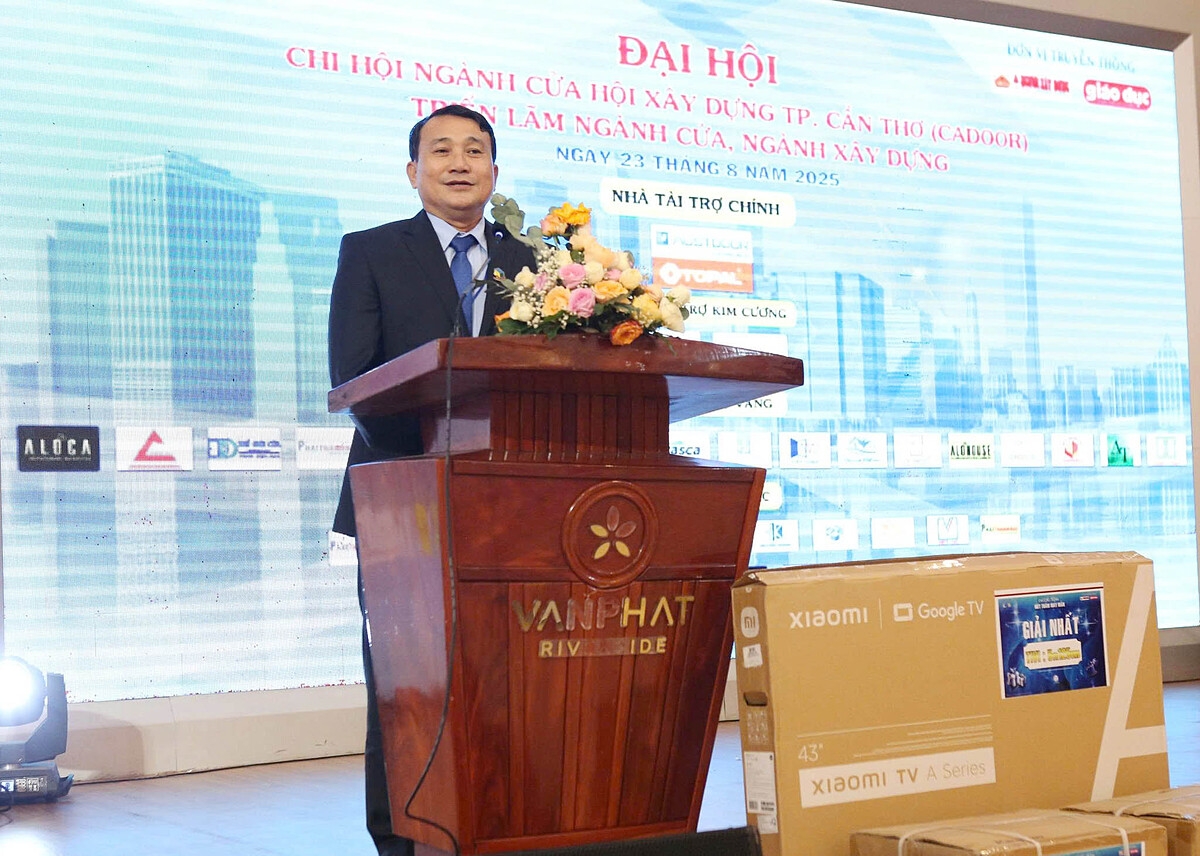 Ông Nguyễn Việt Dũng, Chủ tịch Chi hội Ngành cửa Hội Xây dựng TP.Cần Thơ, phát biểu tại đại hội.