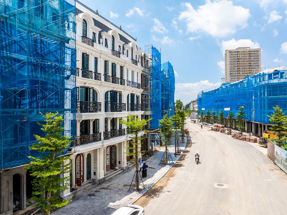 Mặt phố chính của phân khu Victory nằm trên trục xuyên tâm của dự án, cũng chính là đường nối đường Hoàng Quốc Việt kéo dài &lpar;mặt cắt rộng 40m&rpar;, đây chính là những tuyến Nhà phố Thủ đô đúng nghĩa.