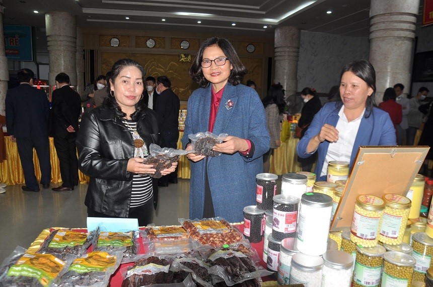 HTX sản xuất và kinh doanh Bò giàng Thảo Hảo tạo công ăn việc làm cho hàng chục lao động địa phương nhờ chế biến đặc sản nông sản, sản vật đặc sắc như bò vàng, lợn đen, măng rừng,...