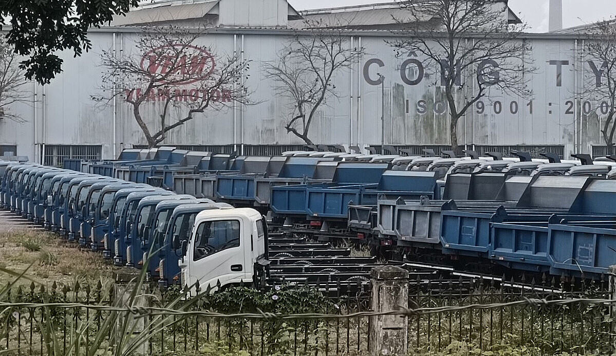 Loạt ô tô nằm phơi mưa nắng.