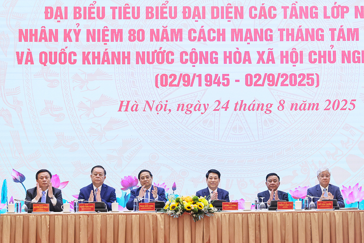 Các đồng chí lãnh đạo Đảng, Nhà nước, Mặt trận Tổ quốc Việt Nam dự và chủ trì hội nghị.