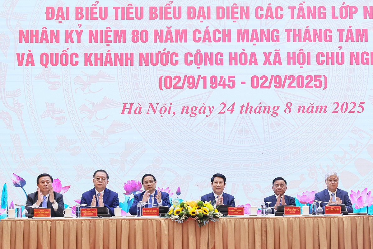 Các đồng chí lãnh đạo Đảng, Nhà nước, Mặt trận Tổ quốc Việt Nam dự và chủ trì hội nghị.