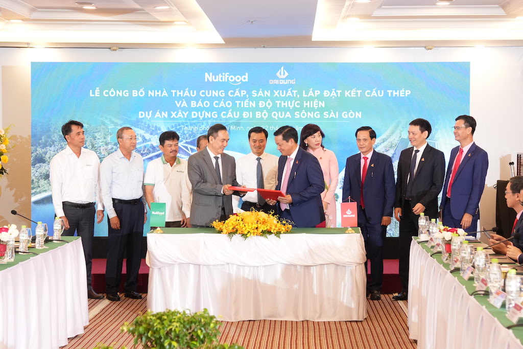 Lễ công bố nhà thầu cung cấp, sản xuất và lắp đặt kết cấu thép cho dự án cầu đi bộ qua sông Sài Gòn.