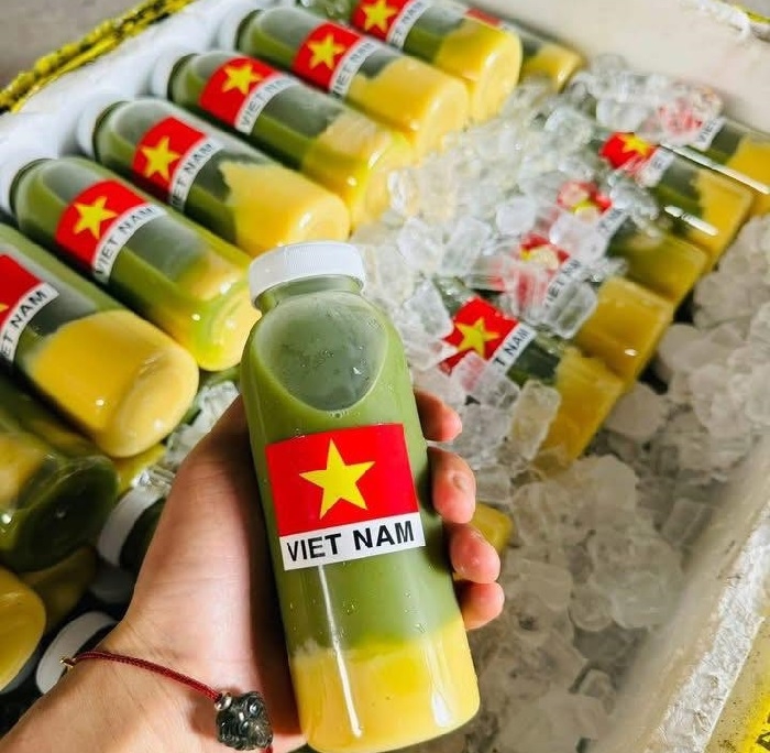 Chai đồ uống cũng theo trend gắn hình cờ đỏ sao vàng.