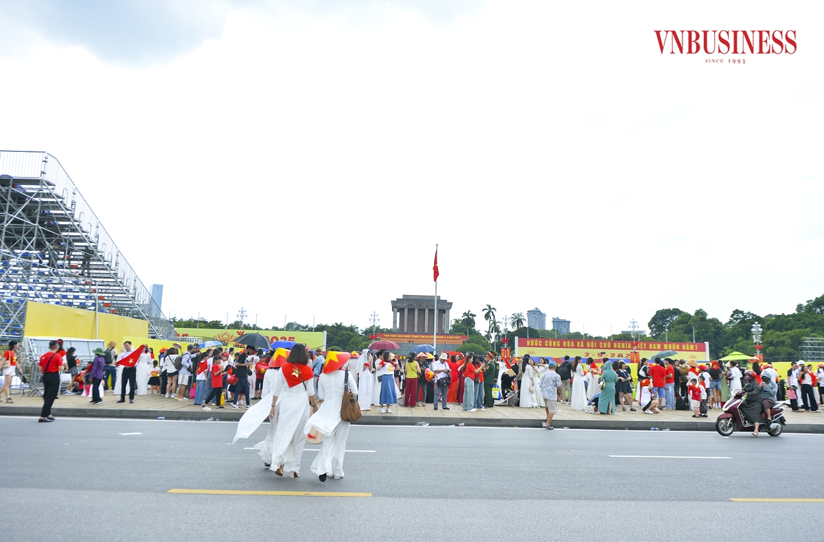 Chỉ còn vài ngày nữa là tới dịp Kỷ niệm 80 năm ngày Cách mạng tháng Tám và Quốc khánh 2/9, tại nhiều tuyến phố Hà Nội, đặc biệt khu vực Quảng trường Ba Đình đã thu hút hàng nghìn lượt khách đến tham quan, chụp ảnh.