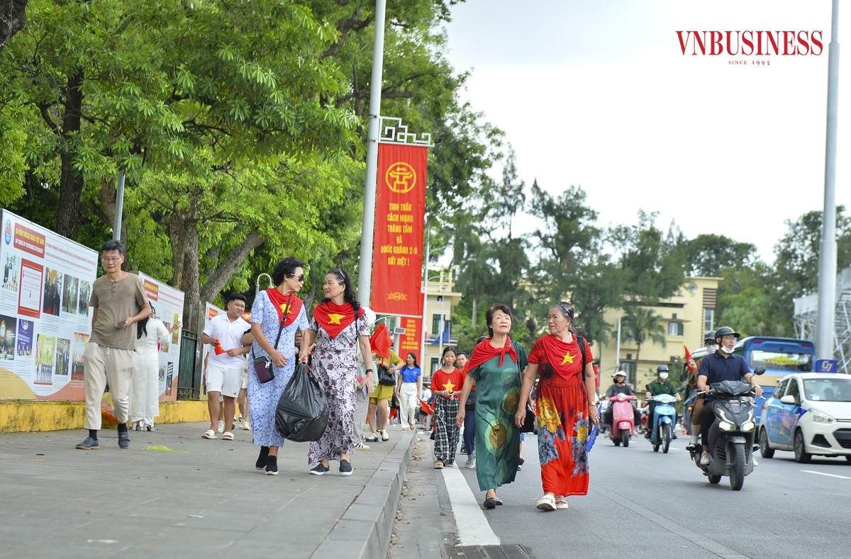 Đây cũng là điểm check-in quen thuộc của du khách trong và ngoài nước mỗi khi đặt chân tới Hà Nội. Những ngày này, địa điểm càng thêm nhộn nhịp khi đón hàng nghìn lượt khách tìm đến ghi lại khoảnh khắc kỷ niệm. Anh Tú
