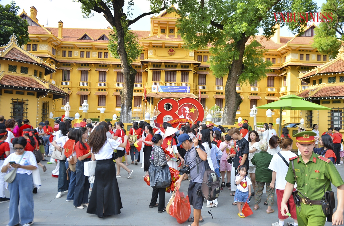 Đây cũng chính là thời điểm dịch vụ chụp ảnh nhanh chóng “lên ngôi”, khi được nhiều người lựa chọn để ghi lại những khoảnh khắc đẹp và đầy ý nghĩa.