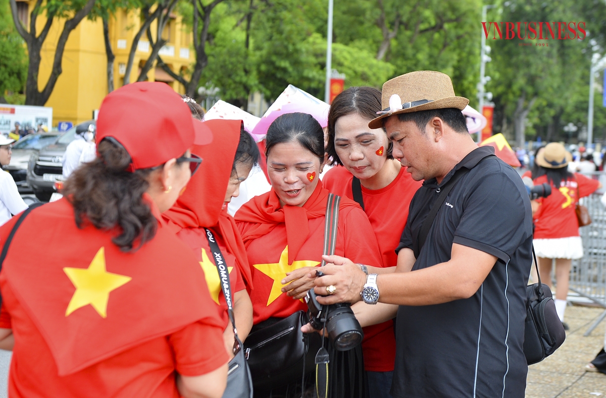 Vừa hướng dẫn nàng thơ tạo dáng, vừa nhanh tay bắt khoảnh khắc đẹp, anh Nguyễn Thành Công, một tay máy tự do cho biết, chụp ảnh dịch vụ kiểu này không mấy vất vả, chụp xong trả file ngay, không cần mất công hậu kỳ, mức thu nhập vì thế cũng tăng gấp nhiều lần so với ngày thường.