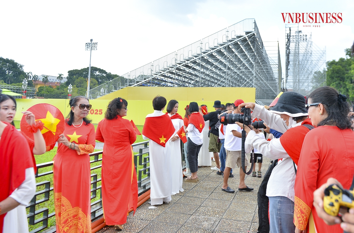 “Dịp lễ Quốc khánh 2/9 này khách đặt lịch chụp về chủ đề yêu nước rất đông. Trung bình mỗi ngày tôi nhận chụp cho 12 - 20 khách, thu nhập trung bình khoảng 5 - 8 triệu đồng/ngày, cao hơn gấp nhiều lần so với những ngày thường”. Anh Công cho biết.