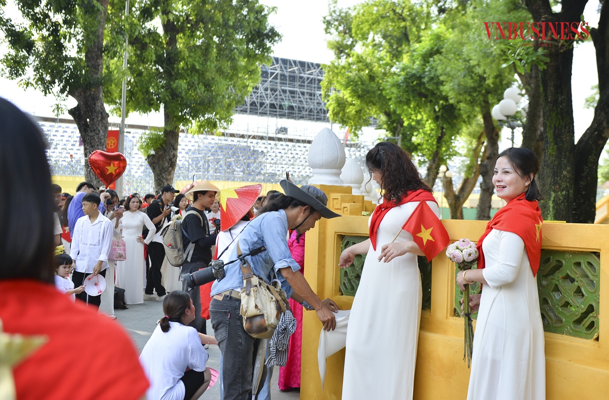 Không chỉ thợ ảnh dạo, nhiều studio cũng nhanh chóng bắt kịp xu hướng, tung ra các gói concept Quốc khánh 2/9 kèm áo dài, quốc kỳ, phụ kiện... Giá dịch vụ dao động từ 500.000 - 2 triệu đồng, tùy số lượng ảnh và thời gian chụp.