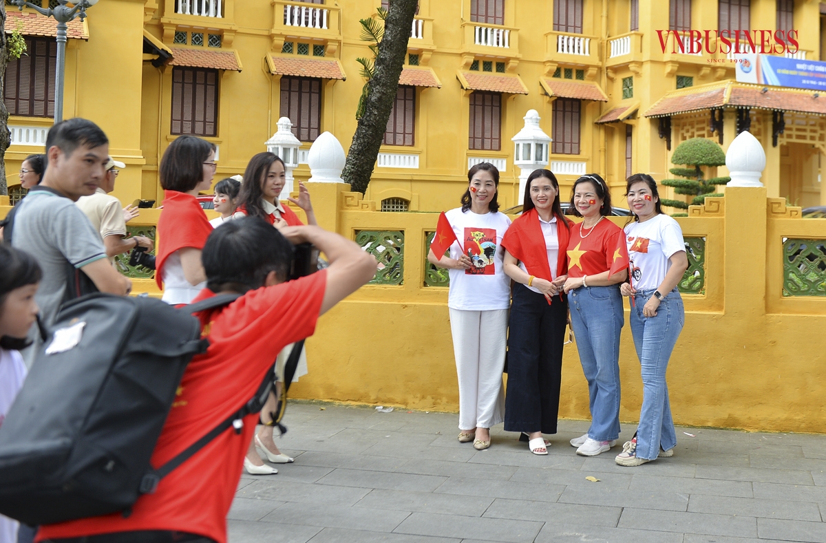 Không chỉ các thợ ảnh chuyên nghiệp, nhiều sinh viên có máy ảnh cũng tranh thủ nhận chụp. Ngoài ra, các tiệm cho thuê áo dài, phụ kiện như cờ, nón lá, hoa sen… cũng ăn theo mùa chụp, giá thuê từ 50.000 đến 150.000 đồng/bộ.