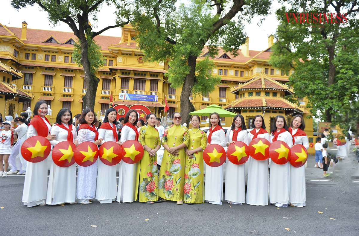 Dù chi phí cao, nhưng nhiều người vẫn sẵn sàng chi trả để sở hữu bộ ảnh chỉn chu, màu sắc rực rỡ, vừa “bắt trend” lại vừa mang ý nghĩa tinh thần đặc biệt để hưởng ứng đại lễ kỷ niệm 80 năm Cách mạng Tháng Tám và Quốc khánh 2/9.
