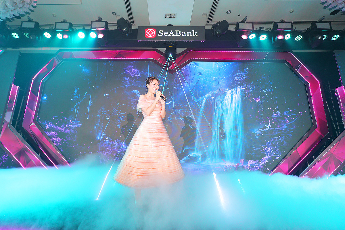 Thẻ Visa SeASoul 2in1 cũng mở ra thế giới trải nghiệm độc quyền cho người hâm mộ Mỹ Tâm như: bộ quà tặng thiết kế riêng mang đậm dấu ấn ca sỹ, đặc quyền khi tham gia các sự kiện.