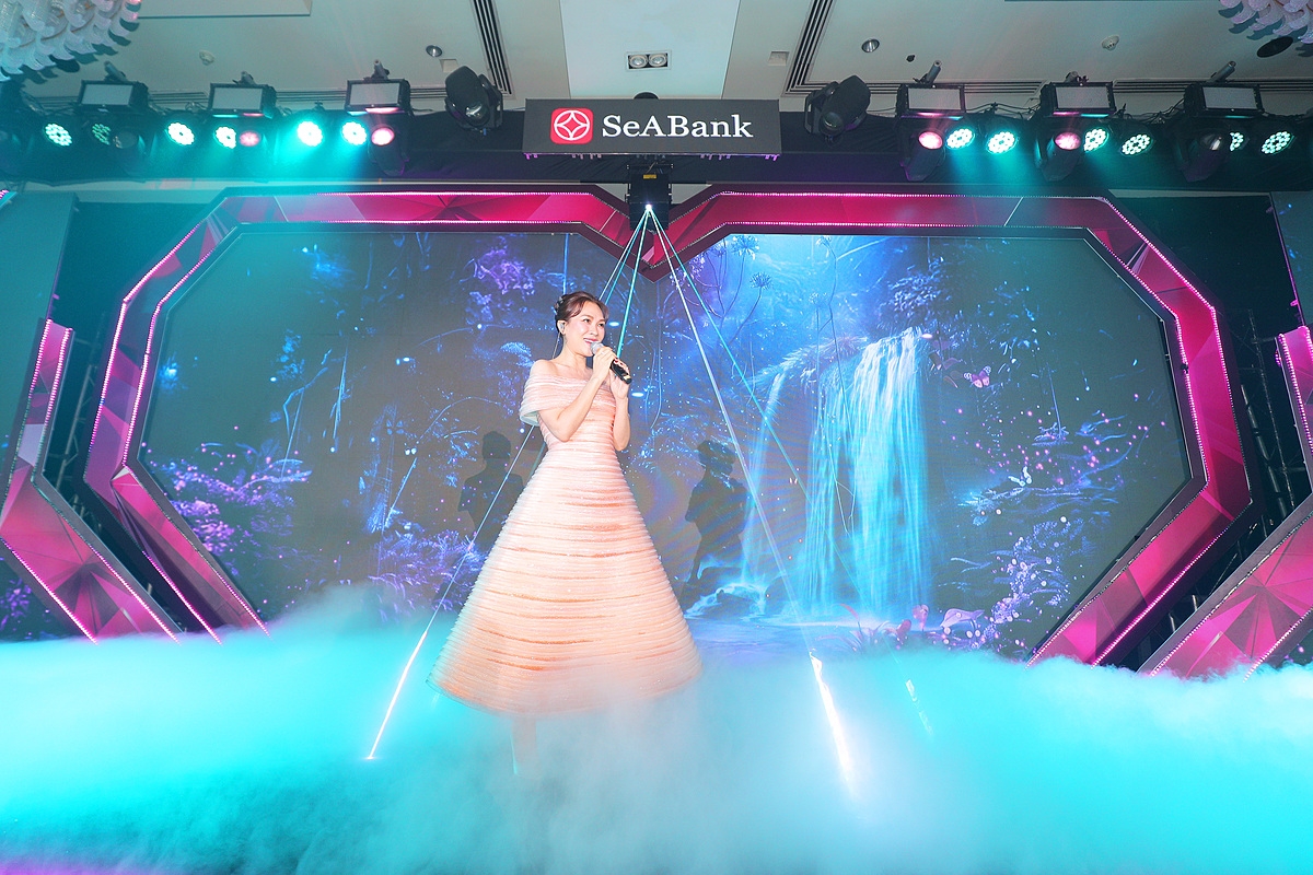 Thẻ Visa SeASoul 2in1 cũng mở ra thế giới trải nghiệm độc quyền cho người hâm mộ Mỹ Tâm như: bộ quà tặng thiết kế riêng mang đậm dấu ấn ca sỹ, đặc quyền khi tham gia các sự kiện.