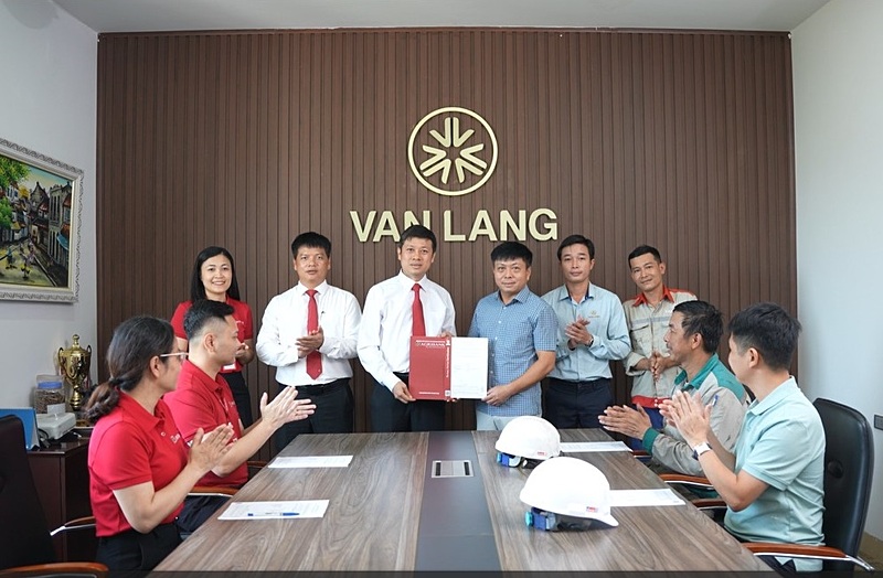 Agribank Chi nhánh Nam Thanh Hóa đồng hành cùng Công ty TNHH Văn Lang Yufukuya giúp doanh nghiệp đẩy mạnh phát triển các dự án xanh góp phần xây dựng nền kinh tế carbon.