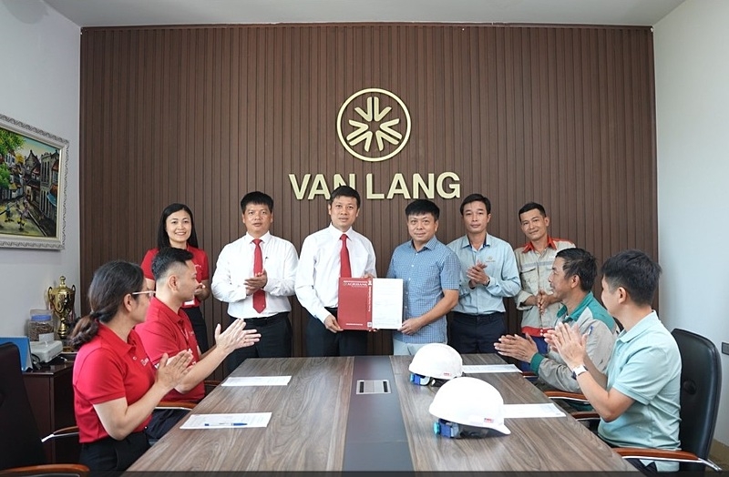 Agribank Chi nhánh Nam Thanh Hóa đồng hành cùng Công ty TNHH Văn Lang Yufukuya giúp doanh nghiệp đẩy mạnh phát triển các dự án xanh góp phần xây dựng nền kinh tế carbon.