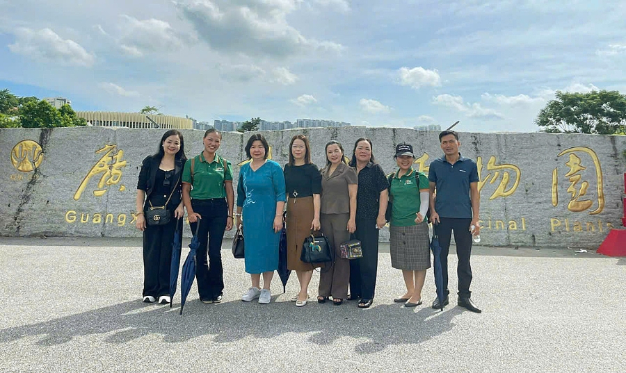 Đoàn công tác tìm hiểu mô hình nghiên cứu, bảo tồn và phát triển dược liệu hiện đại.