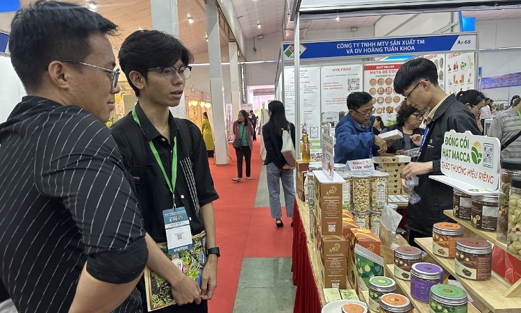 Niềm tin người tiêu dùng giảm mạnh, tác động đến hành vi mua sắm dù kinh tế tăng trưởng tích cực