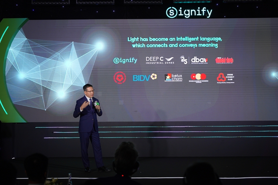 Ông Phùng Hoài Dương, Tổng Giám đốc Signify Việt Nam chia sẻ tại diễn đàn.