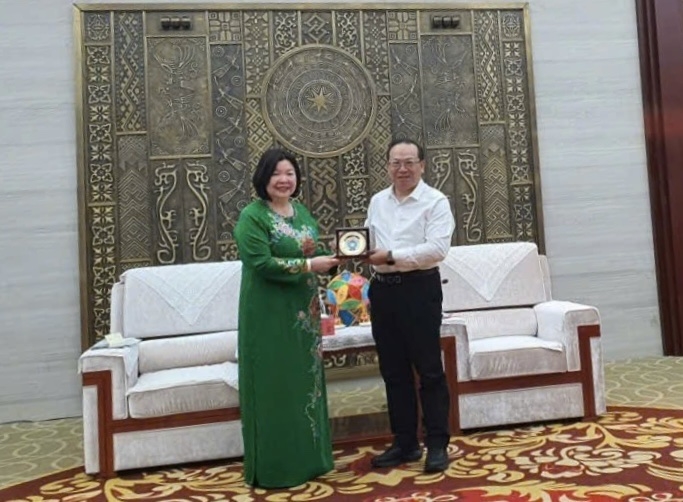 Chủ tịch Liên minh HTX Việt Nam Cao Xuân Thu Vân đã có cuộc gặp gỡ, trao đổi với ông Nông Sinh Văn, Ủy viên Ban thường vụ Đảng ủy Khu tự trị, Bí thư Thành ủy Nam Ninh.