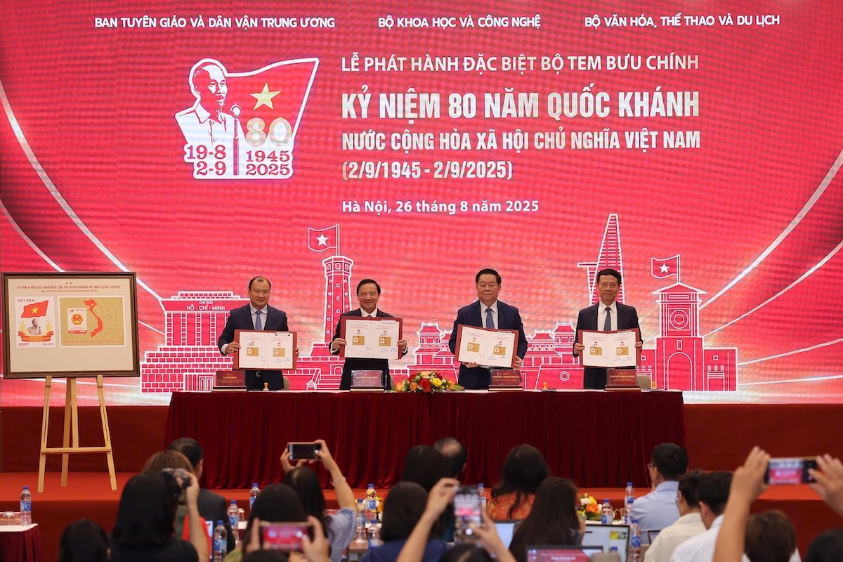 Các đại biểu thực hiện nghi thức ký Bìa phát hành đặc biệt bộ tem và đóng dấu lưu niệm.