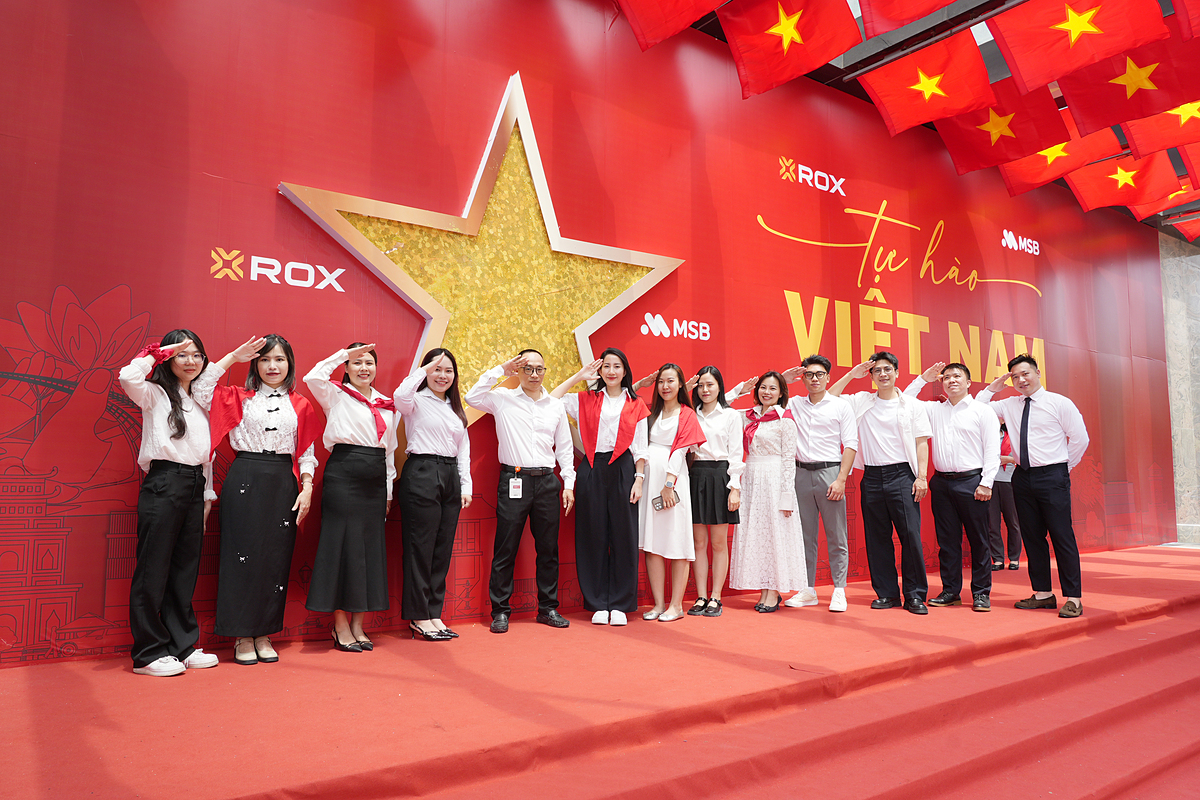 Bức tường với ngôi sao vàng năm cánh và dòng chữ “Tự hào Việt Nam” dưới sảnh tầng 1 ROX Tower trở thành phông nền cho hàng trăm tấm ảnh mỗi ngày.