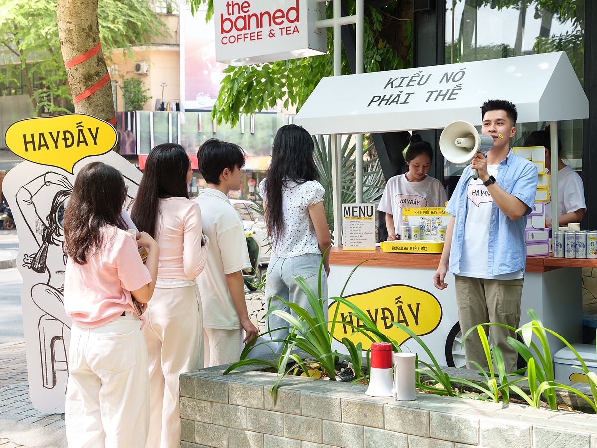 Hoạt động ra mắt sản phẩm mới - trà Kombucha có gaz HAYĐẤY– của Vinamilk thu hút sự quan tâm và bình luận sôi nổi của các bạn trẻ trên mạng xã hội &lpar;Ảnh: Minh Anh&rpar;.
