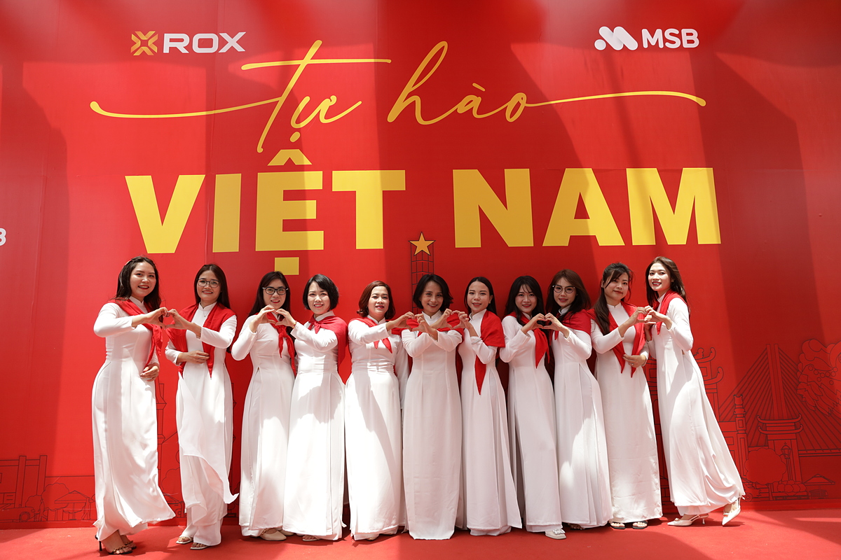 Chị em văn phòng xúng xính áo dài, biến khoảnh khắc tự hào thành kỷ niệm đáng nhớ.