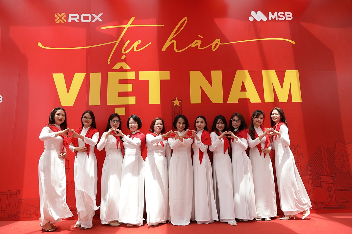 Chị em văn phòng xúng xính áo dài, biến khoảnh khắc tự hào thành kỷ niệm đáng nhớ.