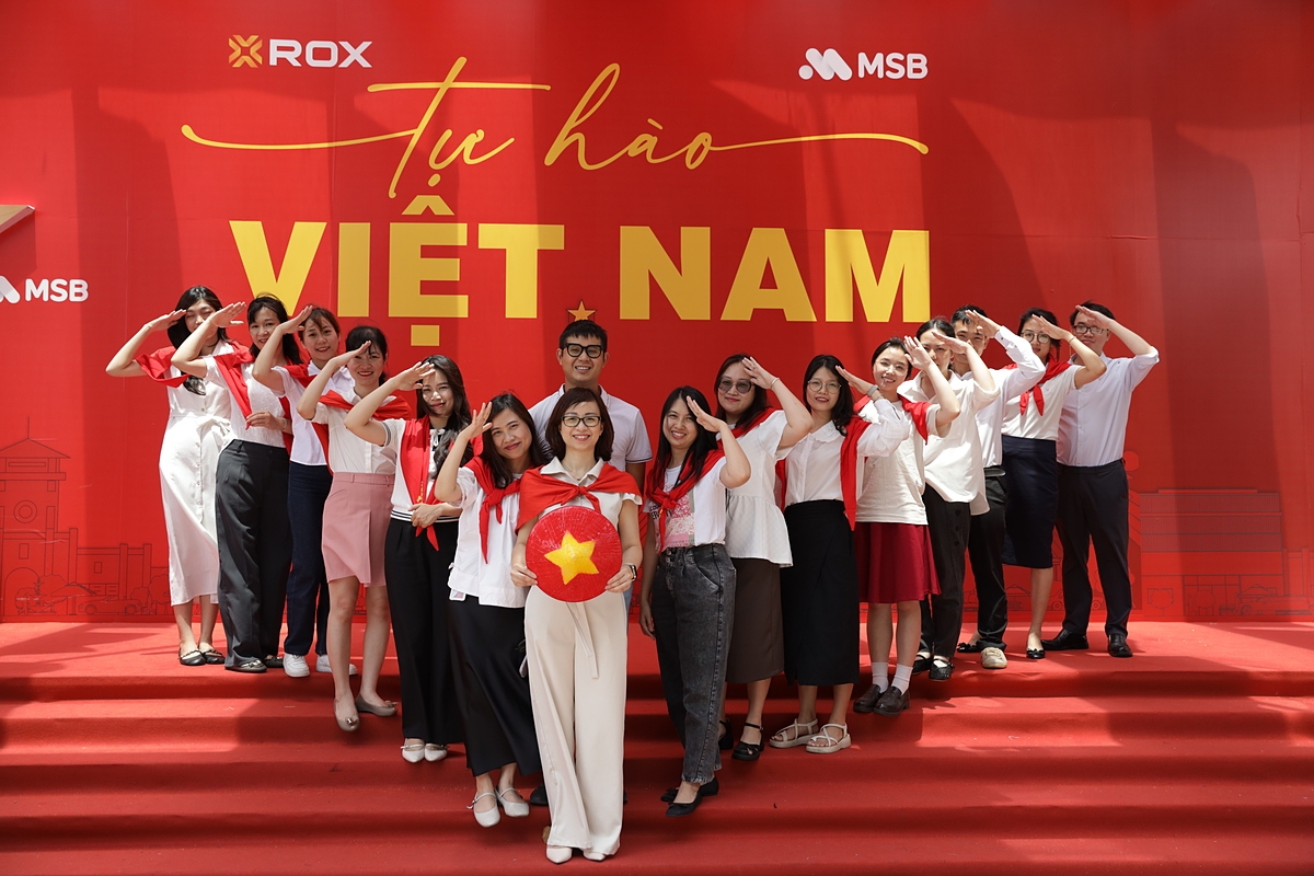 Sắc đỏ thiêng liêng gắn kết các thế hệ tại “bức tường yêu nước”.