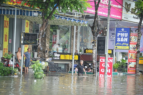 Nhiều cửa hàng thuê biệt thự kinh doanh phải lội bì bõm chuyển hàng.