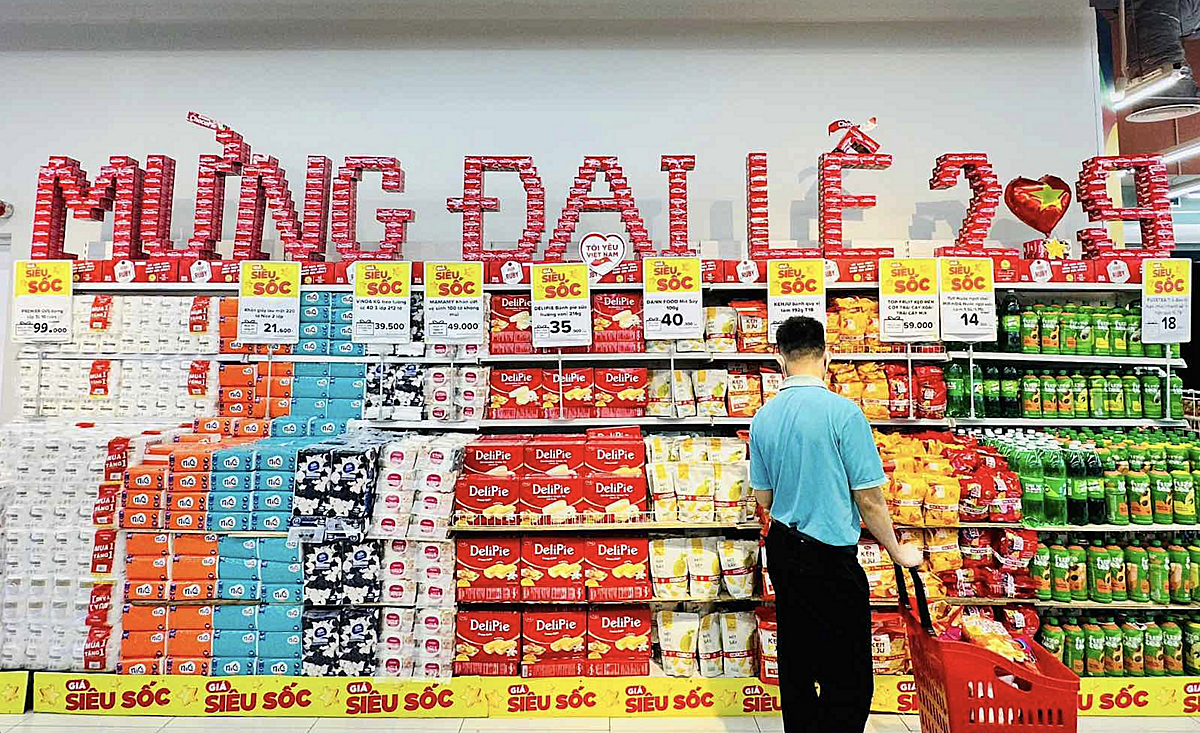 Hàng loạt siêu thị ở Hà Nội, Đà Nẵng, TPHCM... đang đồng loạt tăng nguồn hàng và tung ra các chương trình giảm giá, trang trí phục vụ dịp lễ.