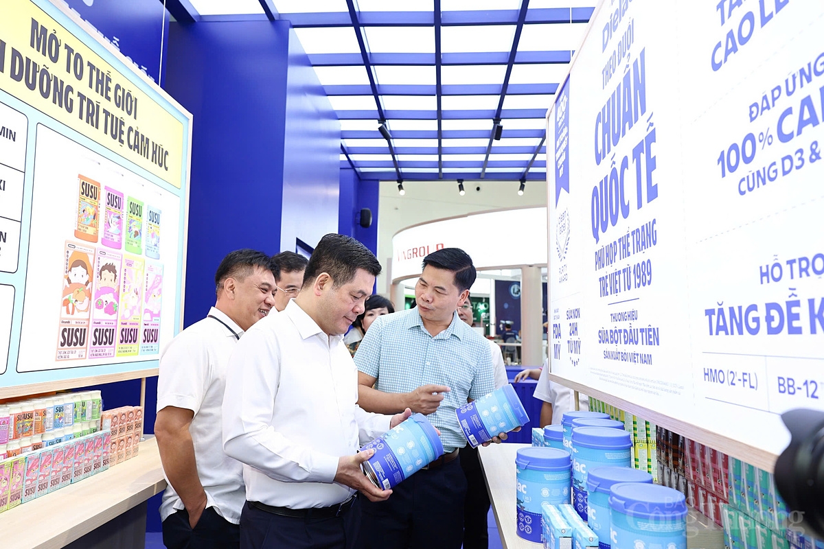 Bộ trưởng Bộ Công Thương Nguyễn Hồng Diên tham quan và kiểm tra gian hàng Vinamilk tại khu trưng bày &lpar;Ảnh: Nam Nguyễn&rpar;.