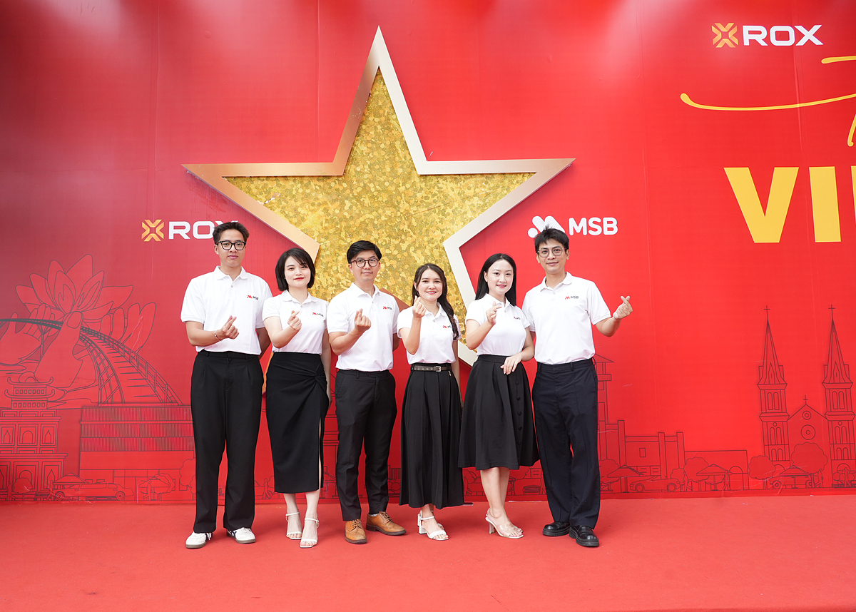 CBNV văn phòng làm việc tại toà nhà hân hoan lưu lại hình ảnh cùng đồng nghiệp, như một cách lan tỏa niềm tự hào dân tộc và tinh thần đoàn kết.